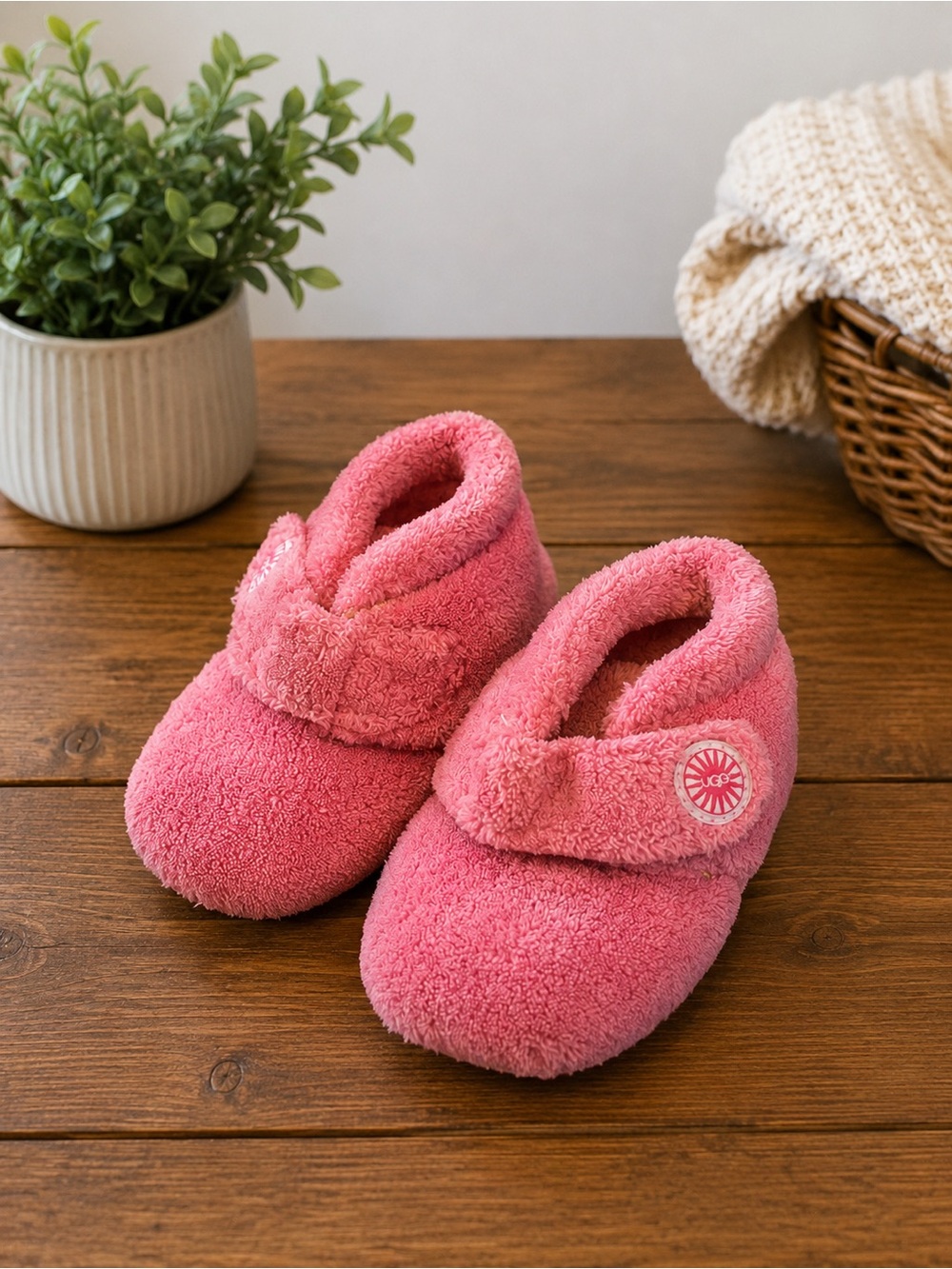 UGG Pink Fluff Yeah Baby/Toddler Slippers Size 4/5 Machine Washable